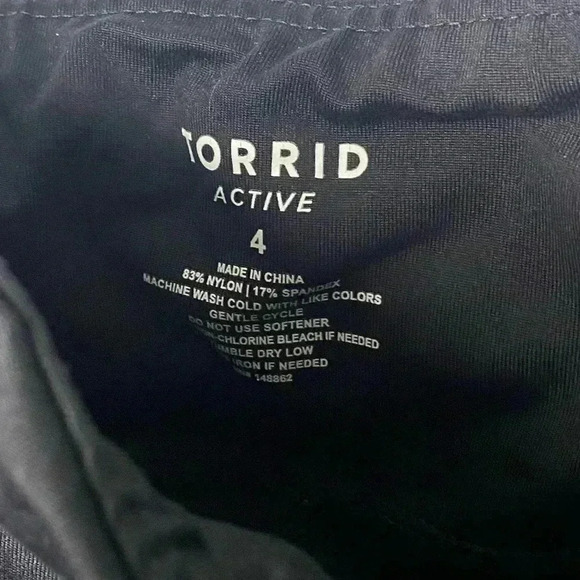 TORRID BLACK PERFORMANCE CORE CROP ACTIVE LEGGING WITH SIDE POCKETS - Picture 4 of 5